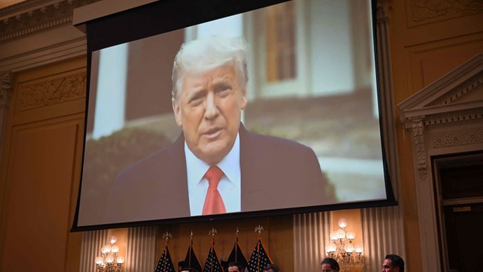 Sturm aufs Kapitol: Donald Trump auf einem Bildschirm während der Anhörung zur Kapitol-Attacke.