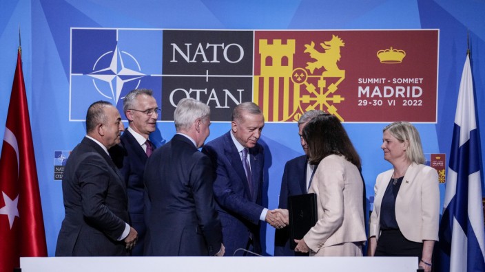 Nato: Erleichterte Gesichter und ein vorsichtiger Handschlag: Der türkische Präsident Erdoğan (4.v.l) in Madrid mit der schwedischen Außenministerin Ann Linde im Kreise der Verbündeten.