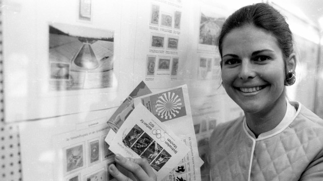 Olympia-Finanzierung 1972: Ebenfalls sehr begehrt: Die offiziellen Briefmarken der 72er-Spiele, präsentiert von Olympiahostess Silvia Sommerlath, der späteren Königin von Schweden.