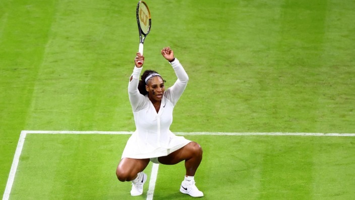 Serena Williams in Wimbledon: Sie jubelte, sie pushte sich - aber am Ende hat es nicht gereicht: Serena Williams ist in Wimbledon in der ersten Runde ausgeschieden.