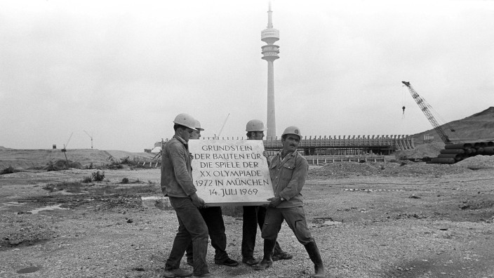 Olympia 1972: Grundsteinlegung: Von 1969 an verwandeln Bauarbeiter ein brachliegendes Gelände im Münchner Norden in ein zukunftsträchtiges Ensemble.