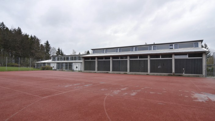 Leben im Isartal: Die Turnhalle der Grundschule Icking ist marode. Nun könnte es für einen Neubau zu einer Kooperation mit dem Landkreis und dem benachbarten Gymnasium kommen.