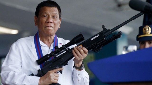 Philippinische Investigativplattform "Rappler": Posierte gerne als starker Mann - und ging rücksichtlos gegen Journalisten vor: Der bisherige Präsident Rodrigo Duterte.