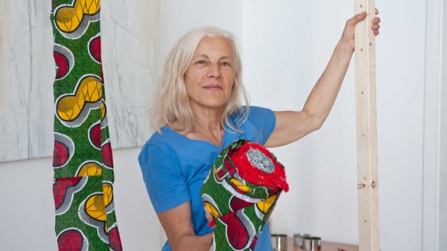 Veranstaltung am Wochenende: Gisela Heide lädt die Besucher ihres neuen Ateliers in Grafing ein, gemeinsam einen bunten Teppich zu weben.