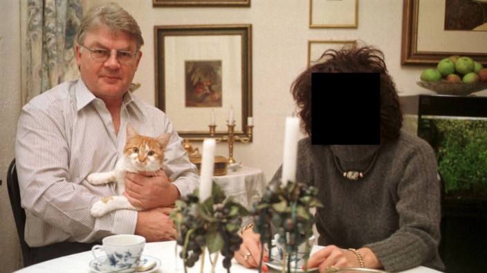 Olympia-Attentat 1972: Sieht so ein Geheimagent und Terrorhelfer aus? Willi Voss auf einem der wenigen Bilder, die es von ihm gibt, mit seiner damaligen Partnerin beim Kaffeekränzchen mit Katze im Jahr 1998.