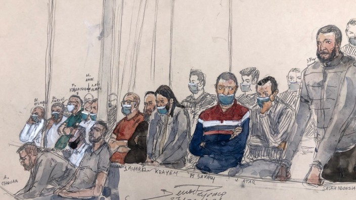 SZ am Morgen: Der einzige überlebende Attentäter, Salah Abdeslam (rechts), neben den anderen Angeklagten im Pariser Justizpalast.