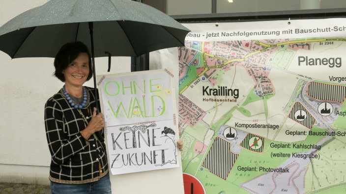 Planegg: Vor dem Kulturzentrum Kupferhaus protestiert eine Gegnerin des Kiesabbaus in Planegg gegen die geplante Recyclinganlage.