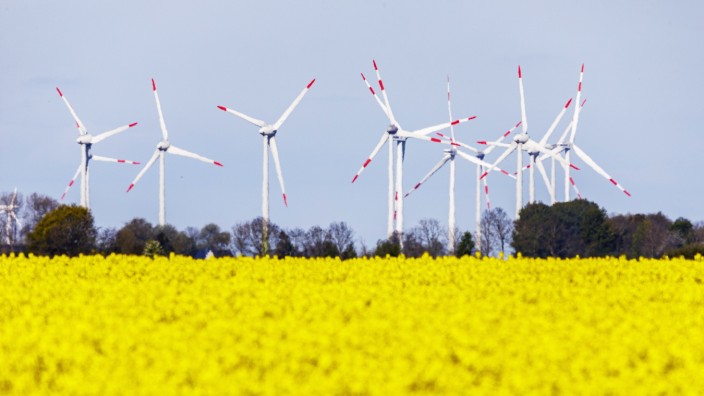 Grünes Investment: Windkraftanlagen bei Büsum an der Nordseeküste: Anleger wollen gerne nachhaltig investieren.