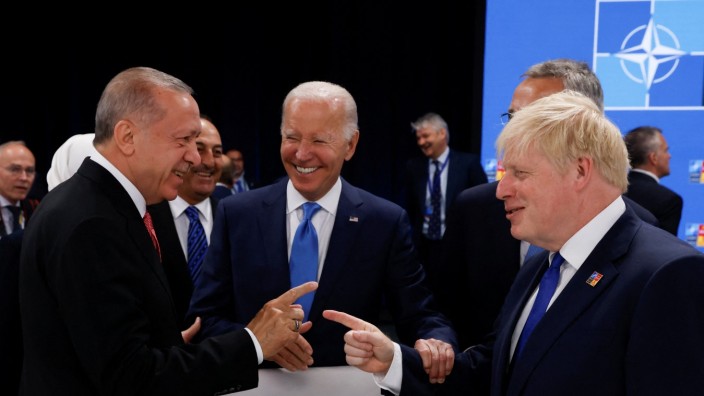 SZ am Abend: Wenn sich Alphamänner begrüßen: Recep Tayyip Erdoğan, Joe Biden und Boris Johnson kurz vor Beginn der ersten Arbeitssitzung am Mittwoch.