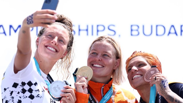 Schwimmen: Selfie mit Silbermedaille: Leonie Beck (links)
