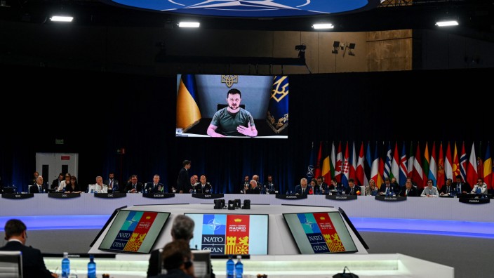 Wolodimir Selenskij spricht per Video auf dem Nato-Gipfel 2022