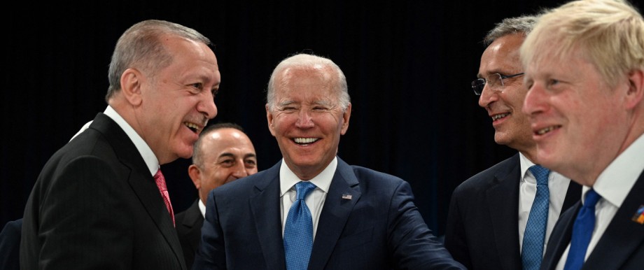 Nato-Gipfel: Wenn sich Alphamänner begrüßen: Recep Tayyip Erdoğan, Joe Biden, Jens Stoltenberg und Boris Johnson kurz vor Beginn der ersten Arbeitssitzung am Mittwoch.