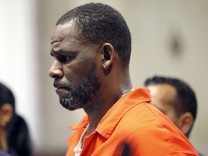 Prozess gegen R. Kelly: „Sie haben den Opfern beigebracht, dass Liebe Versklavung und Gewalt bedeutet“