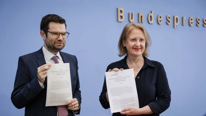 Lisa Paus (Grüne) und Marco Buschmann (FDP) präsentieren ein Eckpunktepapier zum Selbstbestimmungsgesetz
