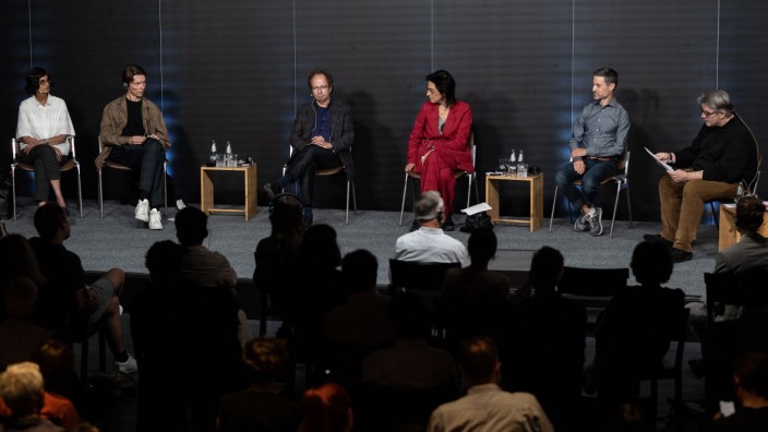 Antisemitismusskandal: Nikita Dhawan, Adam Szymczyk, Doron Kiesel, Hortensia Völckers, Meron Mendel und Moderator Stefan Koldehoff in Kassel (von links nach rechts).