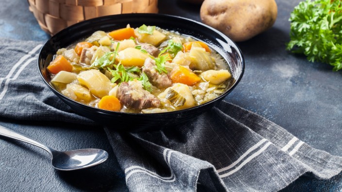 Traditionsküche: Charakteristisch für Pichelsteiner Eintopf sind drei Sorten Fleisch - Rind, Kalb und Schwein - zu Kartoffeln und viel Gemüse.