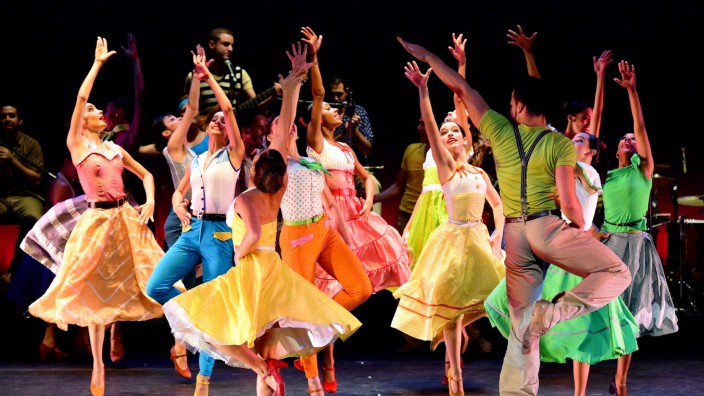Show "Cuba Vibra" aus Havanna: Bunter Reigen: Die Tanz-Show "Cuba Vibra" am Deutschen Theater.