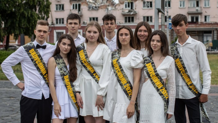 Abiturienten in der Ukraine, auf den Scherpen steht sinngemäß "Freigelassene". Wie viele  werden noch ihr Land verlassen, um  zu studieren?