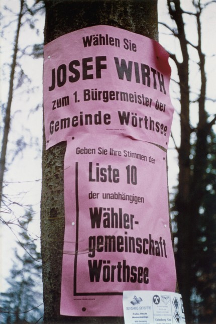 50 Jahre Gemeindegebietsreform: Wahplakate an Bäumen: 1972 wurde erstmals ein Bürgermeister für die neue Gemeinde Wörthsee gewählt. Das Foto stammt aus dem Nachlass von Josef Wirth.