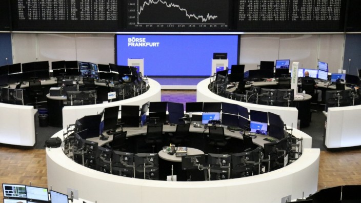 Geldanlage: Die Börse in Frankfurt, im Hintergrund der Verlauf des Aktienindex Dax.