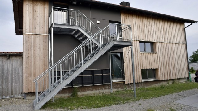 Erding: Deutscher Alpenverein: Blick auf die neue Fassade von der Boulderhalle aus. Über eine Außentreppe geht es zum Umkleideraum und zu den Duschen.
