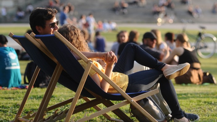 Studentische Festivals: Das Tunix-Festival sollte man wörtlich nehmen: Beim studentischen Open Air kann man sich fünf Tage lang auf Liegestühlen entspannen - und den Auftritten anderer lauschen.