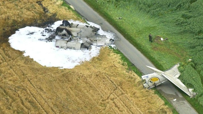 Flugzeugunglück von Überlingen: Teile der abgestürzten Tupolew liegen am 2. Juli 2002 auf einem Feld nördlich von Überlingen.