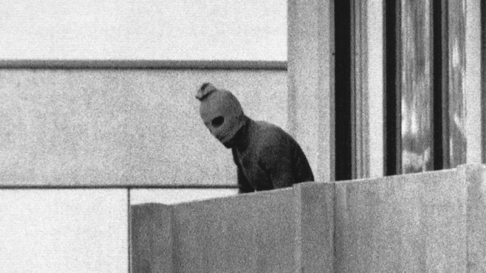 Olympia 1972: DIe Geiselnahme ist im Gange: Einer der palästinensischen Terroristen verschafft sich auf dem Balkon einen Überblick.