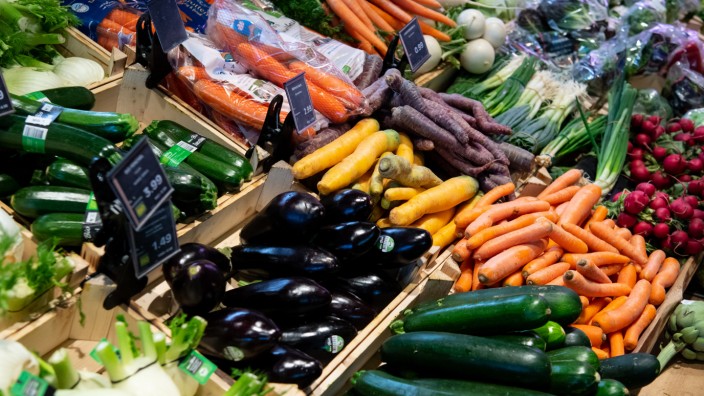 Lebensmittel: Bio ist teurer als herkömmliche Lebensmittel, die Menschen sparen offenbar daran, was sie essen.