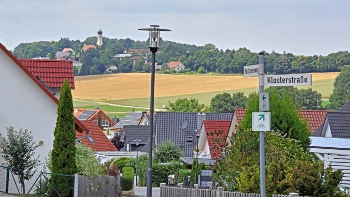 Gebietsreform: Zwei Teile, ein Ort: Blick vom Kloster Spielberg in Oberschweinbach auf Günzlhofen.