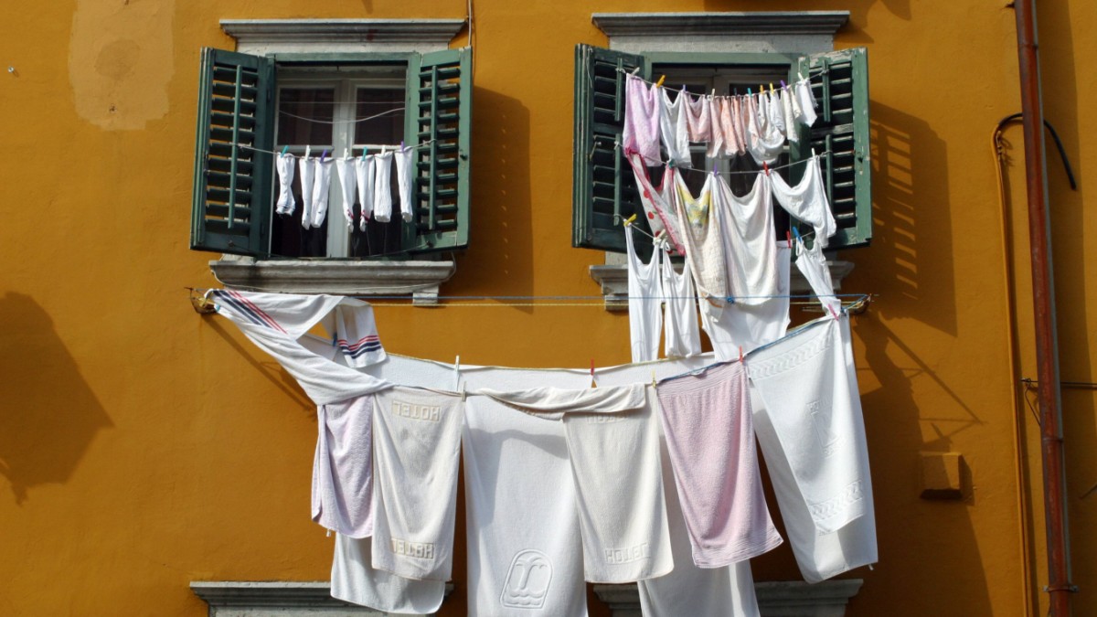 Laundry in the streets of Naples: A heaven of lingerie - politics