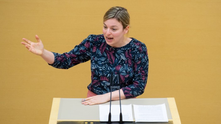 Landtagsdebatte: Katharina Schulze, die Fraktionsvorsitzende der Grünen im bayerischen Landtag, wird - zumindest im kommenden Jahr nach der Landtagswahl - nicht einmal die Chance haben, als Ministerpräsidentin am Rednerpult zu stehen. Dafür fehlt es ihr schlicht an Lebensjahren.