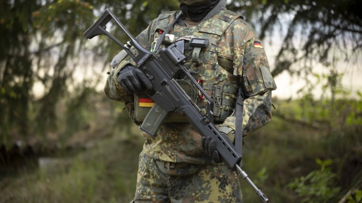 Verteidigungspolitik: Im kommenden Jahr führt die Bundeswehr die "High Readiness Joint Task Force" der Nato an. Sie ist eine Art Speerspitze der schnellen Eingreiftruppe. Die beteiligten Soldaten sind gut ausgerüstet - hier bei einer Übung im Mai. Anderswo aber fehlt es am notwendigen Material.