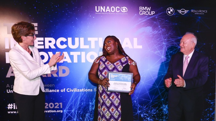 SZenario: Ilka Horstmeier, Personalvorstand von BMW (links) und Miguel Angel Moratinos gratulieren Rita Ezenwa-Okoro aus Nigeria zum Intercultural Innovation Award.