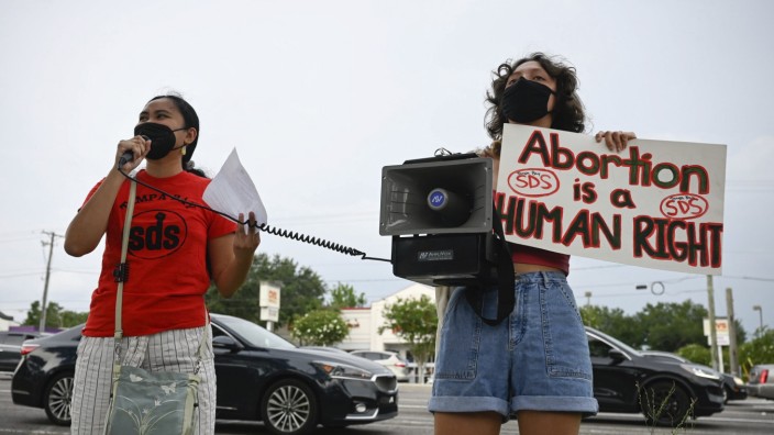 USA: Demonstrierende in Florida: US-Präsident Joe Biden will ein landesweites Recht auf Abtreibung ermöglichen.