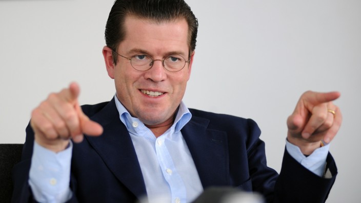 RTL+: Karl-Theodor zu Guttenberg (CSU) war sich während seiner Zeit als Bundesverteidigungsminister seiner Wirkung recht sicher - hier beim Interview mit der Süddeutschen Zeitung in München.