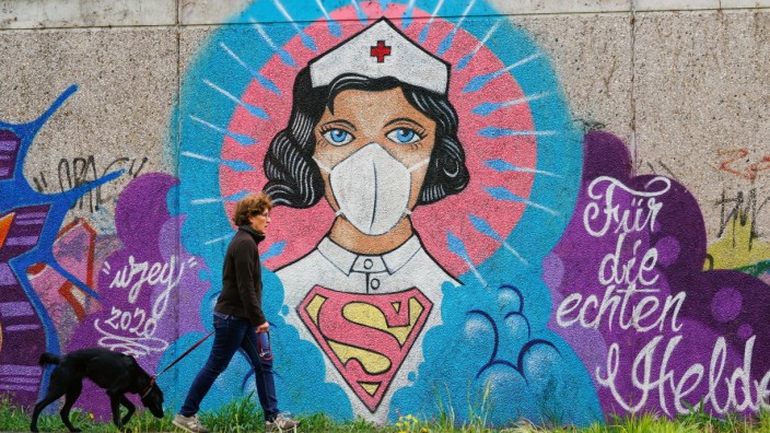 Experten-Bericht zu Corona: Eine Hommage an die Helden in der Corona-Pandemie hat Graffiti-Künstler Kai Uzey Wohlgemuth in Hamm an die Wand gesprüht.