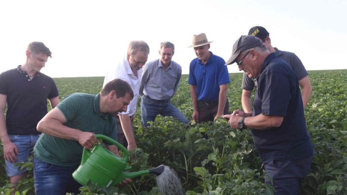 Landwirtschaft: Mit der Gießkanne wird ein Starkregen simuliert und Landwirt Michael Pabst (links) erklärt, wie er den Boden auf seinem Kartoffelfeld in Vierkirchen vor Erosionen schützt.