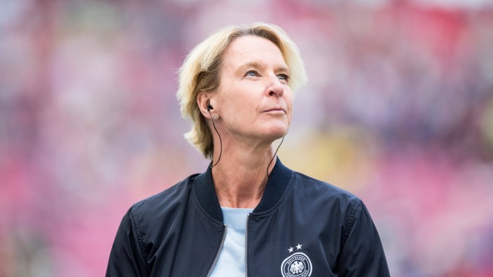 Bundestrainerin im Interview: "Ich versuche, die Spielerinnen, so gut es geht, auf alles vorzubereiten": Für Martina Voss-Tecklenburg und das Nationalteam startet die EM am 8. Juli gegen Dänemark.