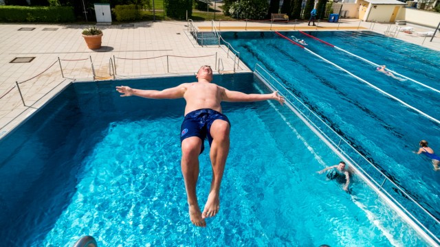 Personal für Schwimmbäder: Akrobatischer Sprung vom Drei-Meter-Brett im Haarer Freibad.