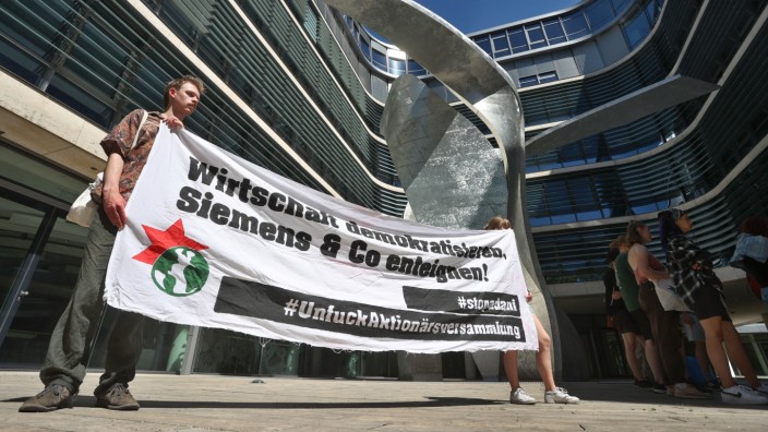 Konzerne: Siemens-Zentrale in München mit Demonstranten: Der Konzern muss möglicherweise einen Quartalsverlust verbuchen.
