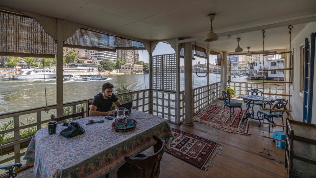 Stadtplanung in Kairo: Liebevoll restauriert: Der Schriftsteller Omar Robert Hamilton auf dem Hausboot, das seine Mutter 2013 gekauft hat - inzwischen ist es geräumt.