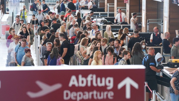 Flugreisen: Szene aus dem vergangenen Sommer: An den Sicherheitskontrollen im Berliner Flughafen BER bilden sich lange Schlangen, weil Personal fehlt. So etwas soll künftig vermieden werden.