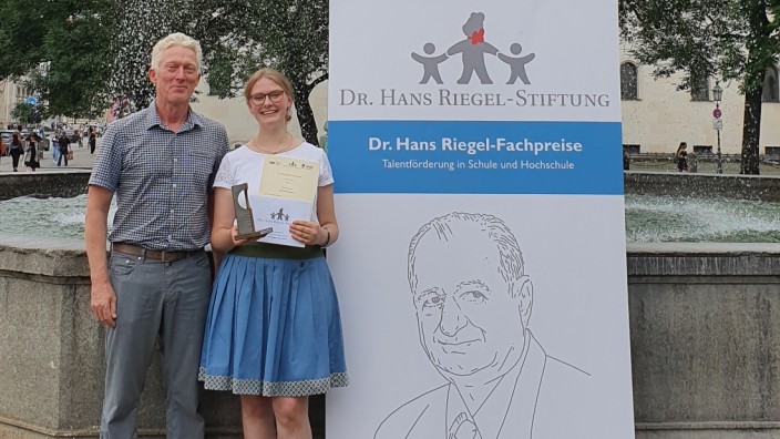 Auszeichnung für Freisinger Abiturientin: Chiara Simonis ist mit dem Dr.-Hans-Riegel-Fachpreis ausgezeichnet worden.