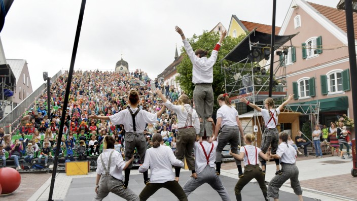 Erding: Fischers Fröhlicher Tag am Schrannenplatz, diesmal vor großem Publikum. Die Vorstellung des Circus Imago fand auf der Bühne der Schwedenspiele statt.