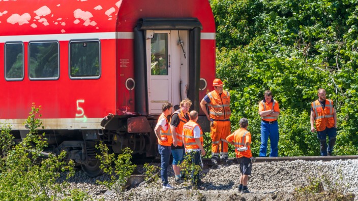 Garmisch-Partenkirchen: Das Zugunglück bei Garmisch-Partenkirchen liegt einen Monat zurück. Möglicherweise waren die Schwellen in dem Gleisabschnitt beschädigt.