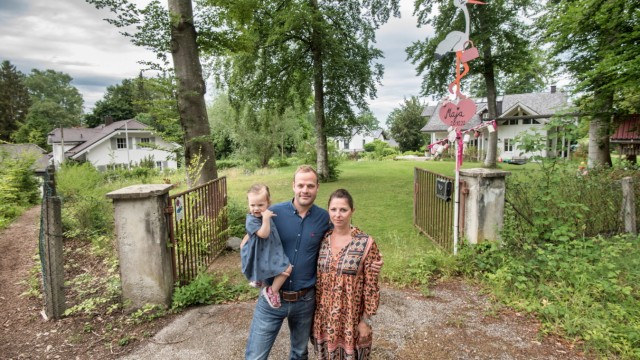Baurecht: Patrik Welz wohnt mit seiner Frau Katarina und Tochter Maja in der Wörthseestraße. In ihrem großen Garten würden sie gerne noch ein Haus bauen - dürfen aber nicht.