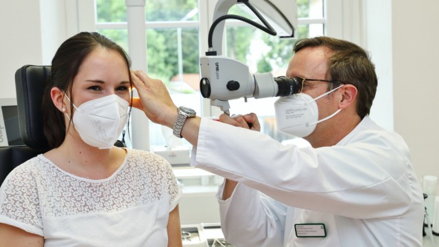 Gesundheit im Oberland: Seit zwei Jahren gibt es eine Hauptabteilung für Hals-Nasen-Ohrenheilkunde am Tölzer Krankenhaus. Chefarzt Ulrich Harréus untersucht eine Patientin in der HNO-Ambulanz.