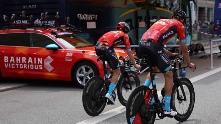 Doping-Razzien: Schweigen und radeln: Fahrer des Teams Bahrain Victorious bereiten sich am Freitag auf die erste Tour-Etappe in Kopenhagen vor.