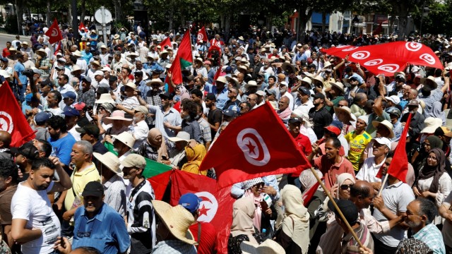Tunesien: In drei Wochen steht die entscheidende Abstimmung an - schon jetzt demonstrieren Tausende gegen den Präsidenten und seine Pläne.